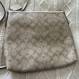 🚨 perfect gift alert! ❤ Never used Coach bag!